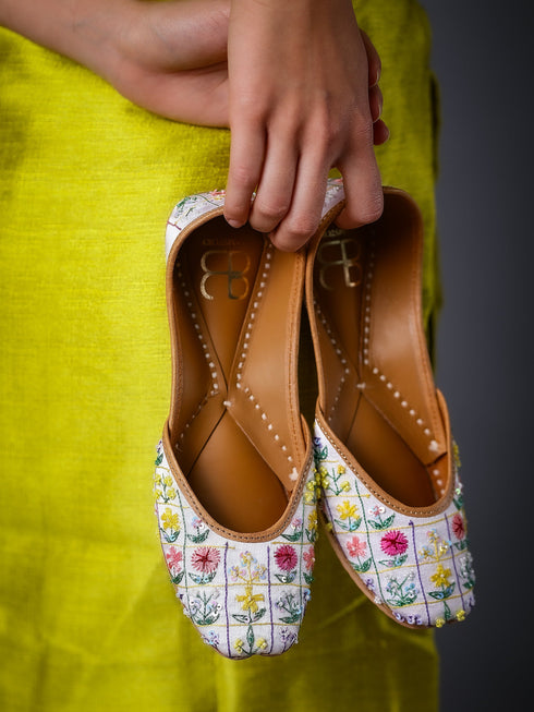 White Elegance Leather Mojari with Intricate Embroidery