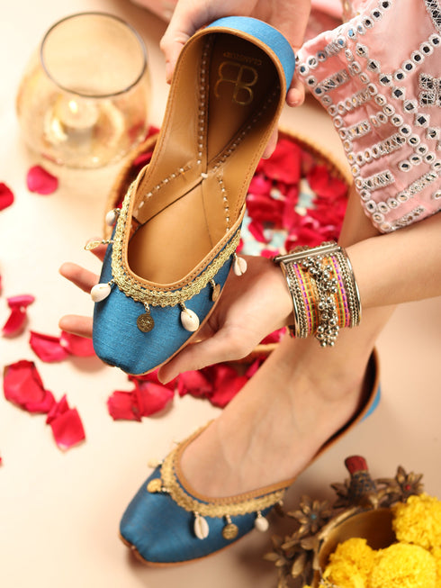 Neela Amber Shell Embellished Punjabi Jutti