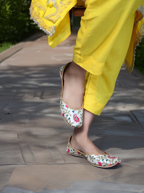 Rojana Embroidered Punjabi Jutti