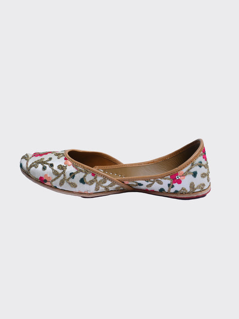 Rojana Embroidered Punjabi Jutti