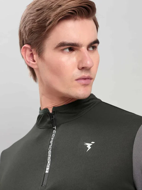 Men Colorblock Slim Fit Mock Neck T-shirt with TECHNO COOL+