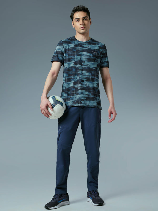 Men Abstract Print Slim Fit Crew Neck T-shirt with TECHNO COOL+