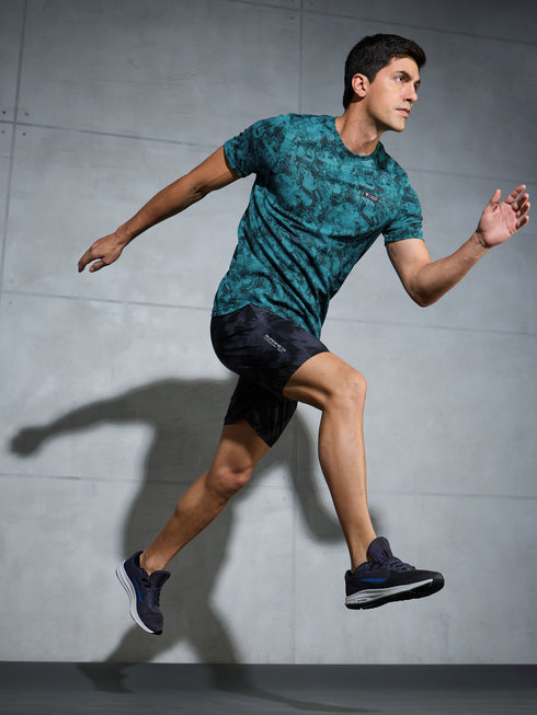 Men Abstract Print Slim Fit Crew Neck T-shirt with TECHNO COOL+