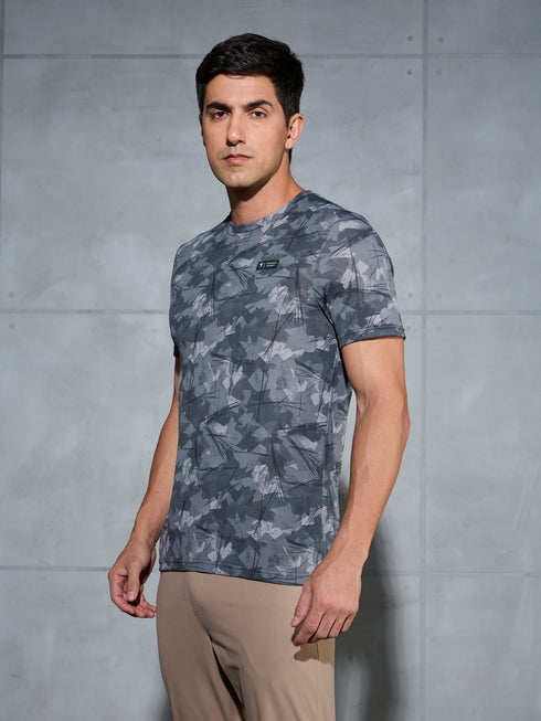 Men Abstract Print Slim Fit Crew Neck T-shirt with TECHNO COOL+