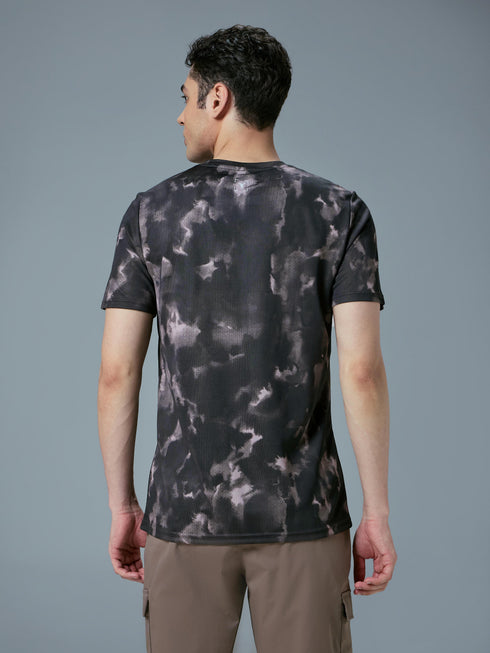 Men Abstract Print Slim Fit Crew Neck T-shirt with TECHNO COOL+