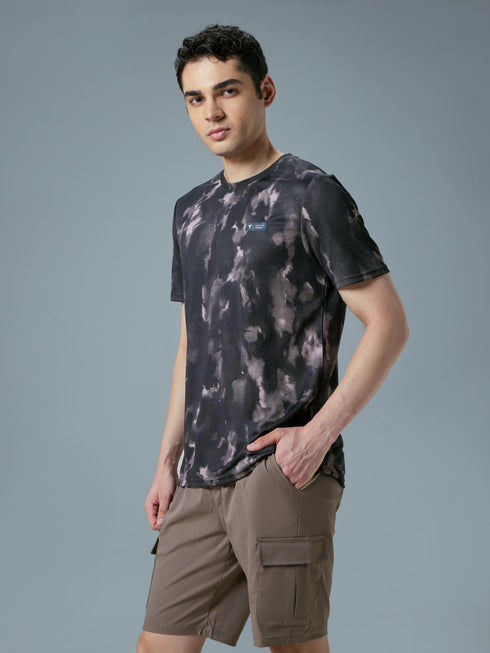 Men Abstract Print Slim Fit Crew Neck T-shirt with TECHNO COOL+