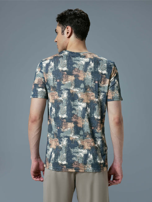 Men Abstract Print Slim Fit Crew Neck T-shirt with TECHNO COOL+