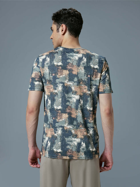 Men Abstract Print Slim Fit Crew Neck T-shirt with TECHNO COOL+