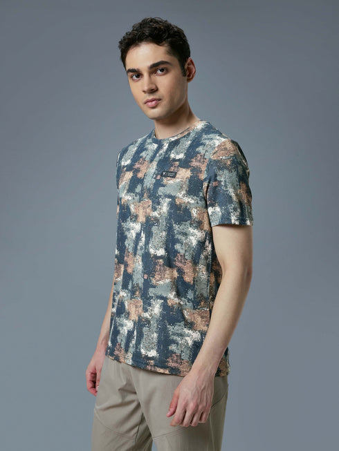 Men Abstract Print Slim Fit Crew Neck T-shirt with TECHNO COOL+