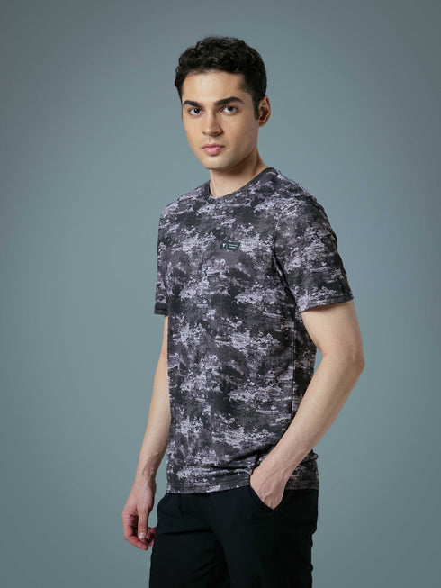 Men Abstract Print Slim Fit Crew Neck T-shirt with TECHNO COOL+