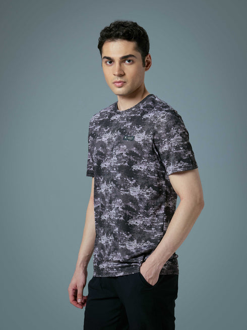 Men Abstract Print Slim Fit Crew Neck T-shirt with TECHNO COOL+