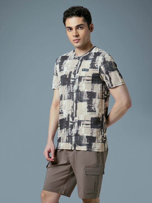 Men Abstract Print Slim Fit Crew Neck T-shirt with TECHNO COOL+