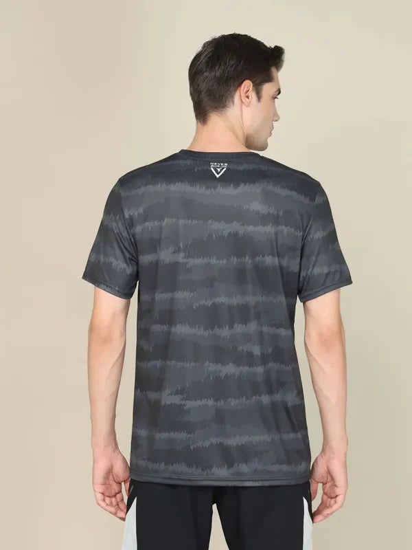 Men Abstract Print Slim Fit Crew Neck T-shirt with TECHNO COOL+
