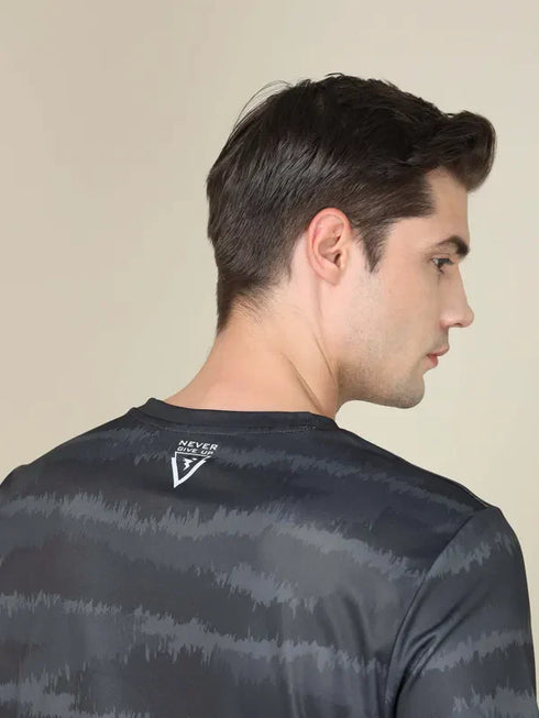 Men Abstract Print Slim Fit Crew Neck T-shirt with TECHNO COOL+