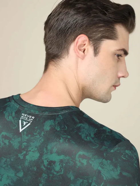 Men Abstract Print Slim Fit Crew Neck T-shirt with TECHNO COOL+