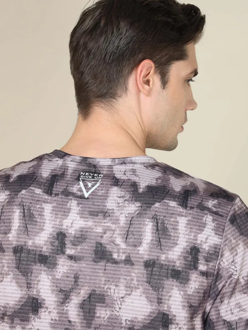 Men Abstract Print Slim Fit Crew Neck T-shirt with TECHNO COOL+