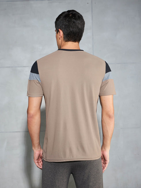 Men Colorblock Slim Fit Crew Neck T-shirt with MATPIQ