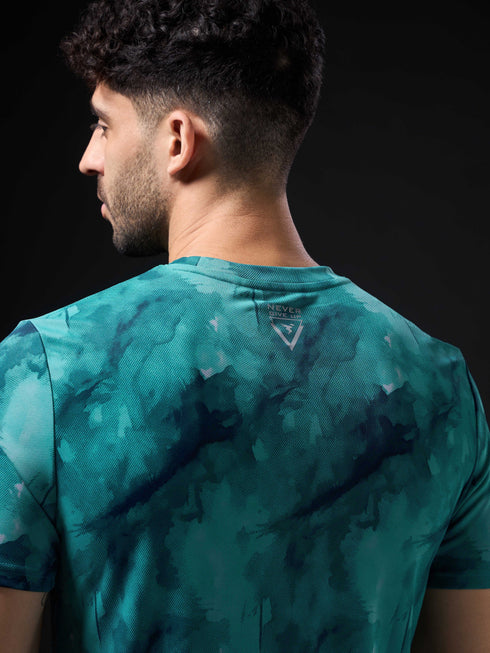Men Abstract Print Slim Fit Crew Neck T-shirt with TECHNO COOL+