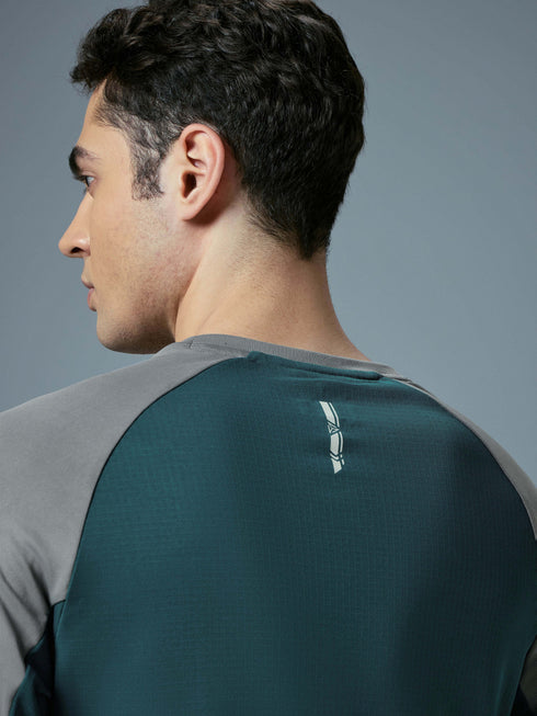 Men Colorblock Slim Fit Crew Neck T-shirt with TECHNO COOL+